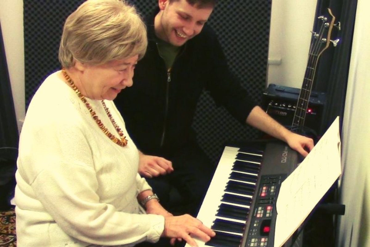 Senior uczy się gry na instrumencie